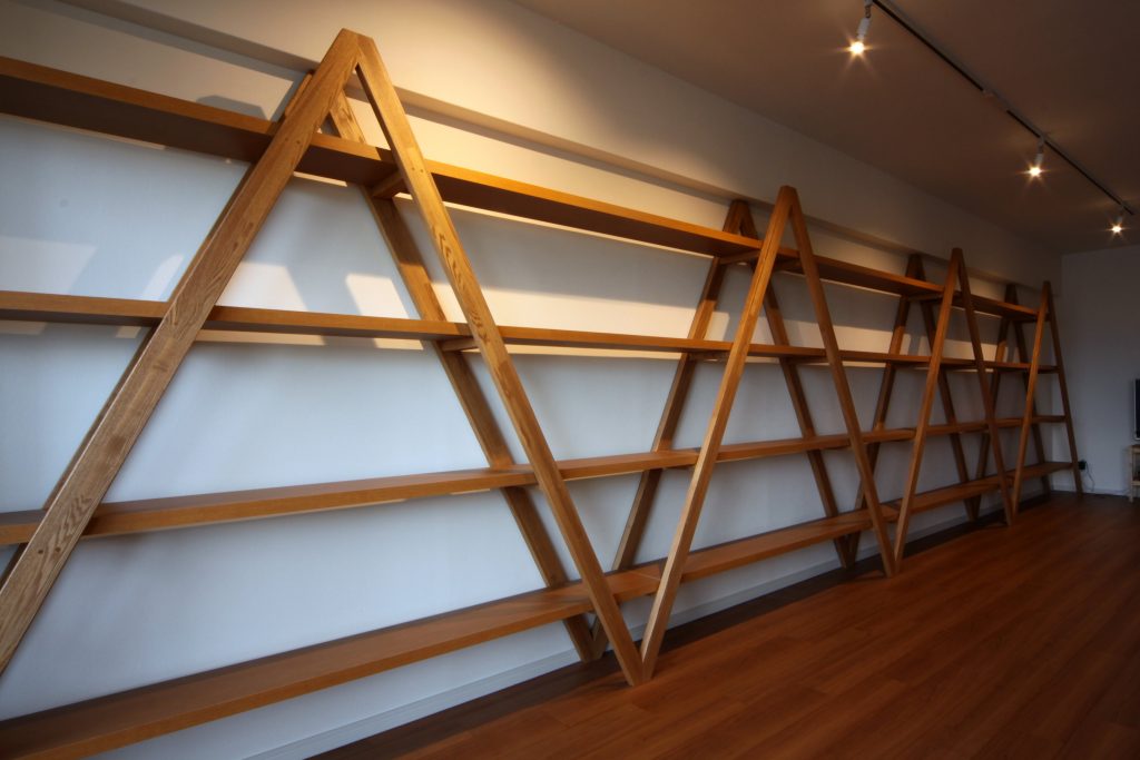 壁一面のはしごみたいな本棚_大阪府