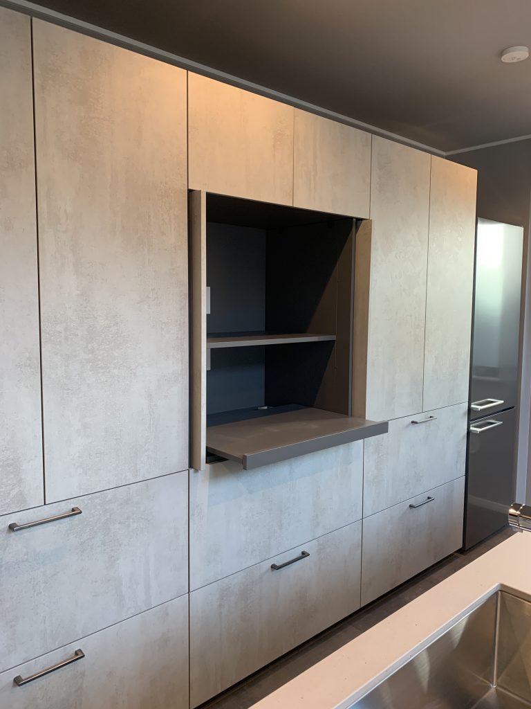 クレバリーホームパオ - メーカー 型番紹介 素敵な住まいで使った設備は 今日はスタイリッシュ ホテルライクなスタイルの マイホームを完成されたお客さま邸のキッチンから 採用した設備をご紹介 キッチン カップボード LIXIL アレスタ キッチンタイル